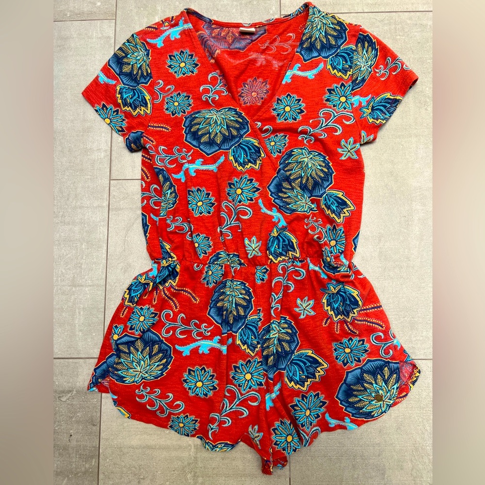 Roxy romper! Super cute with fun print in comfy all cotton! Great for summer 🌸
